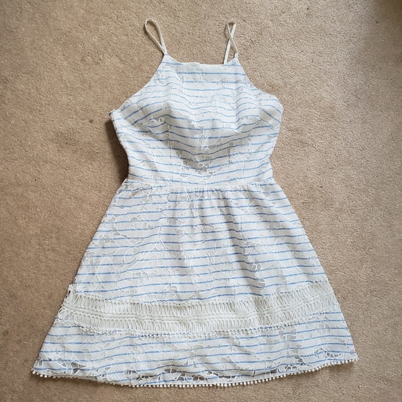 Beautiful lace overlay dress - Picture 3 of 6